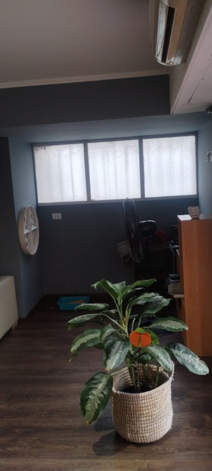 PISO EXCLUSIVO DE 2 DORMITORIOS CON PATIO PROPIO, QUINCHO CON PARRILLERO Y COCHERA