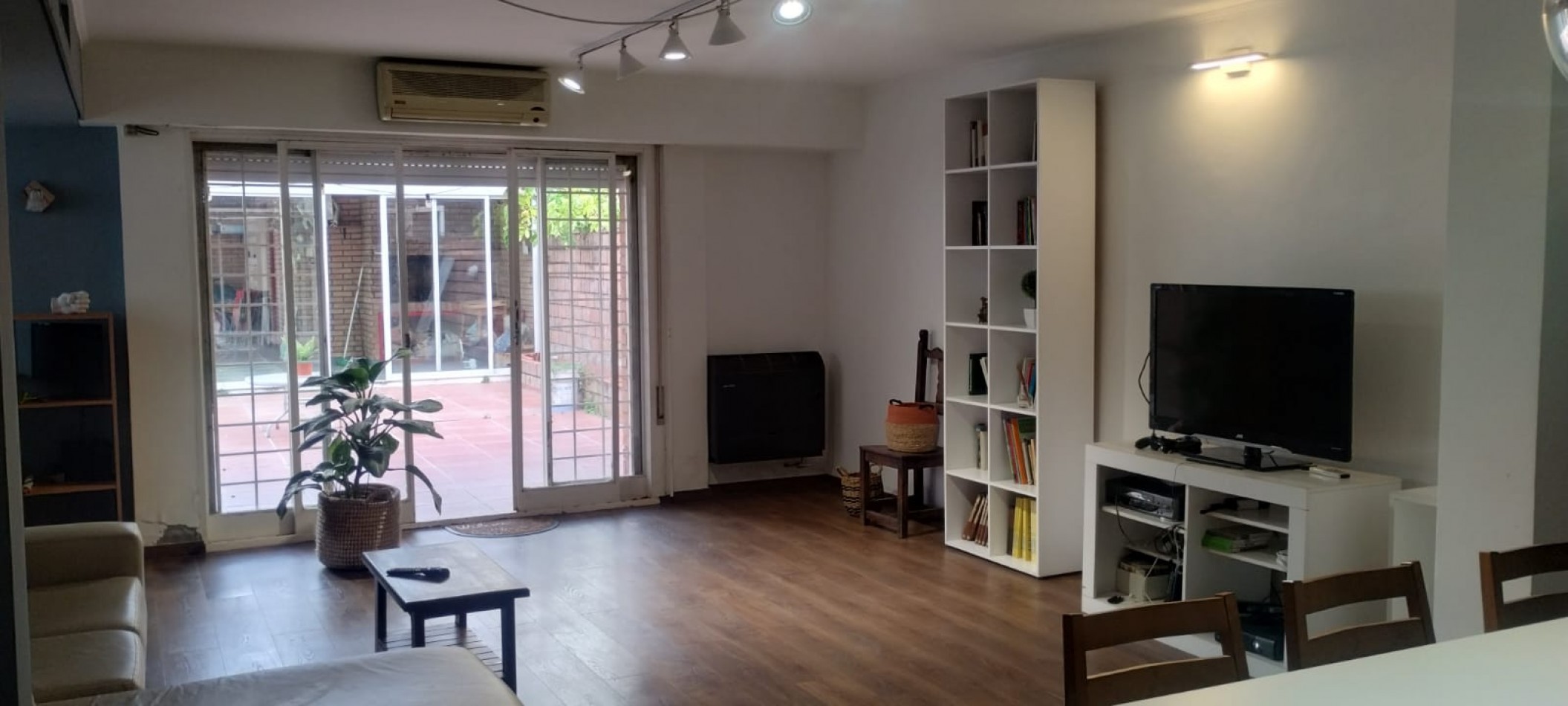 PISO EXCLUSIVO DE 2 DORMITORIOS CON PATIO PROPIO, QUINCHO CON PARRILLERO Y COCHERA