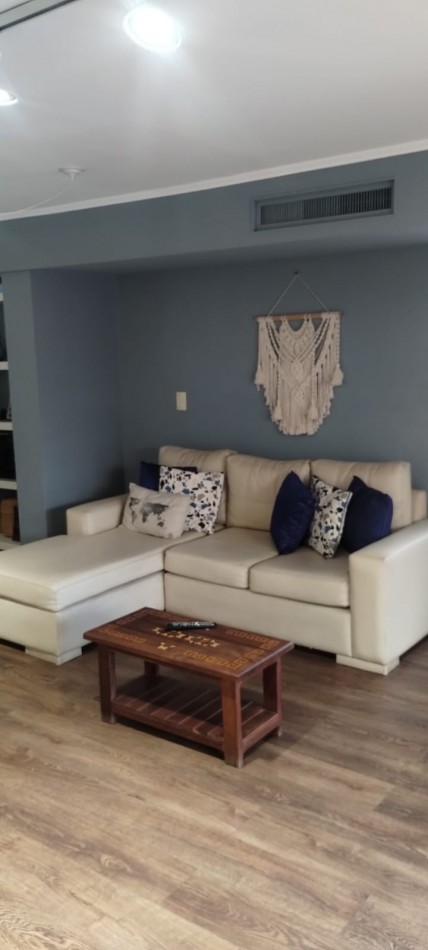 PISO EXCLUSIVO DE 2 DORMITORIOS CON PATIO PROPIO, QUINCHO CON PARRILLERO Y COCHERA