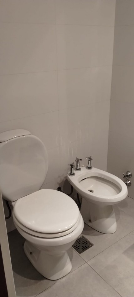 PISO EXCLUSIVO DE 2 DORMITORIOS CON PATIO PROPIO, QUINCHO CON PARRILLERO Y COCHERA