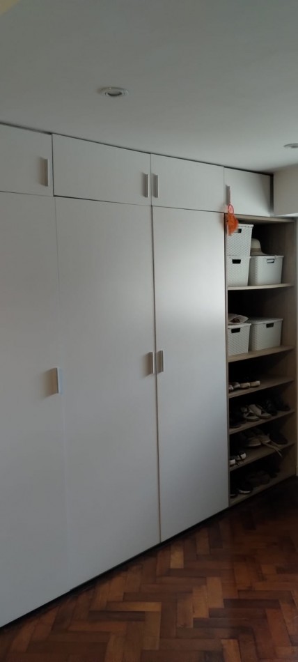 PISO EXCLUSIVO DE 2 DORMITORIOS CON PATIO PROPIO, QUINCHO CON PARRILLERO Y COCHERA