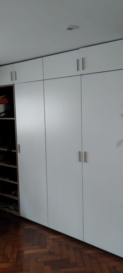 PISO EXCLUSIVO DE 2 DORMITORIOS CON PATIO PROPIO, QUINCHO CON PARRILLERO Y COCHERA