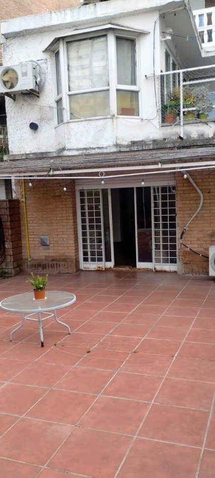 PISO EXCLUSIVO DE 2 DORMITORIOS CON PATIO PROPIO, QUINCHO CON PARRILLERO Y COCHERA