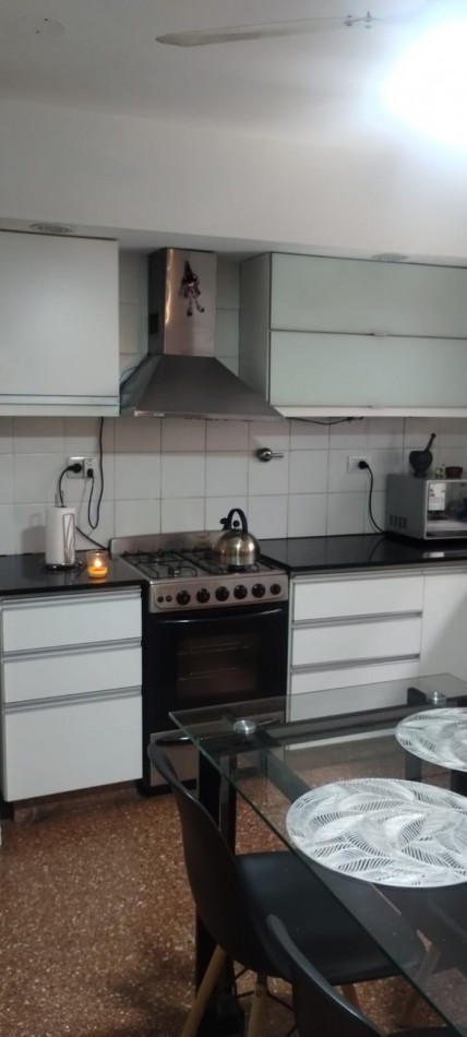PISO EXCLUSIVO DE 2 DORMITORIOS CON PATIO PROPIO, QUINCHO CON PARRILLERO Y COCHERA