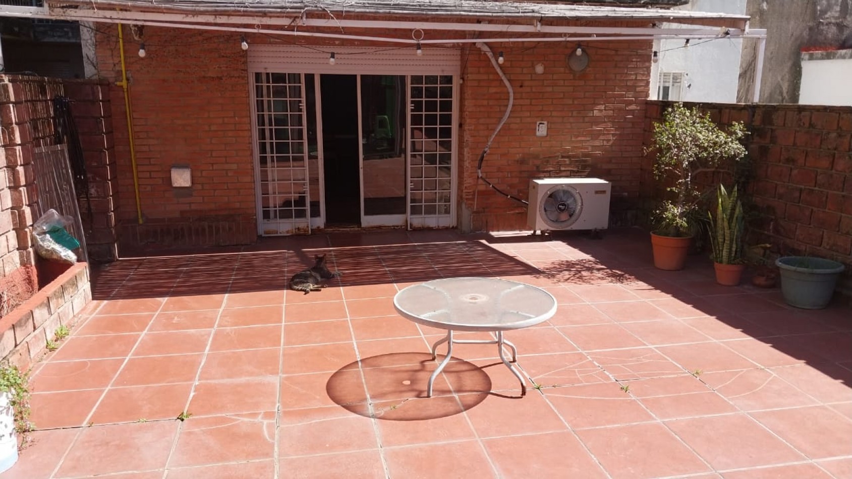 PISO EXCLUSIVO DE 2 DORMITORIOS CON PATIO PROPIO, QUINCHO CON PARRILLERO Y COCHERA