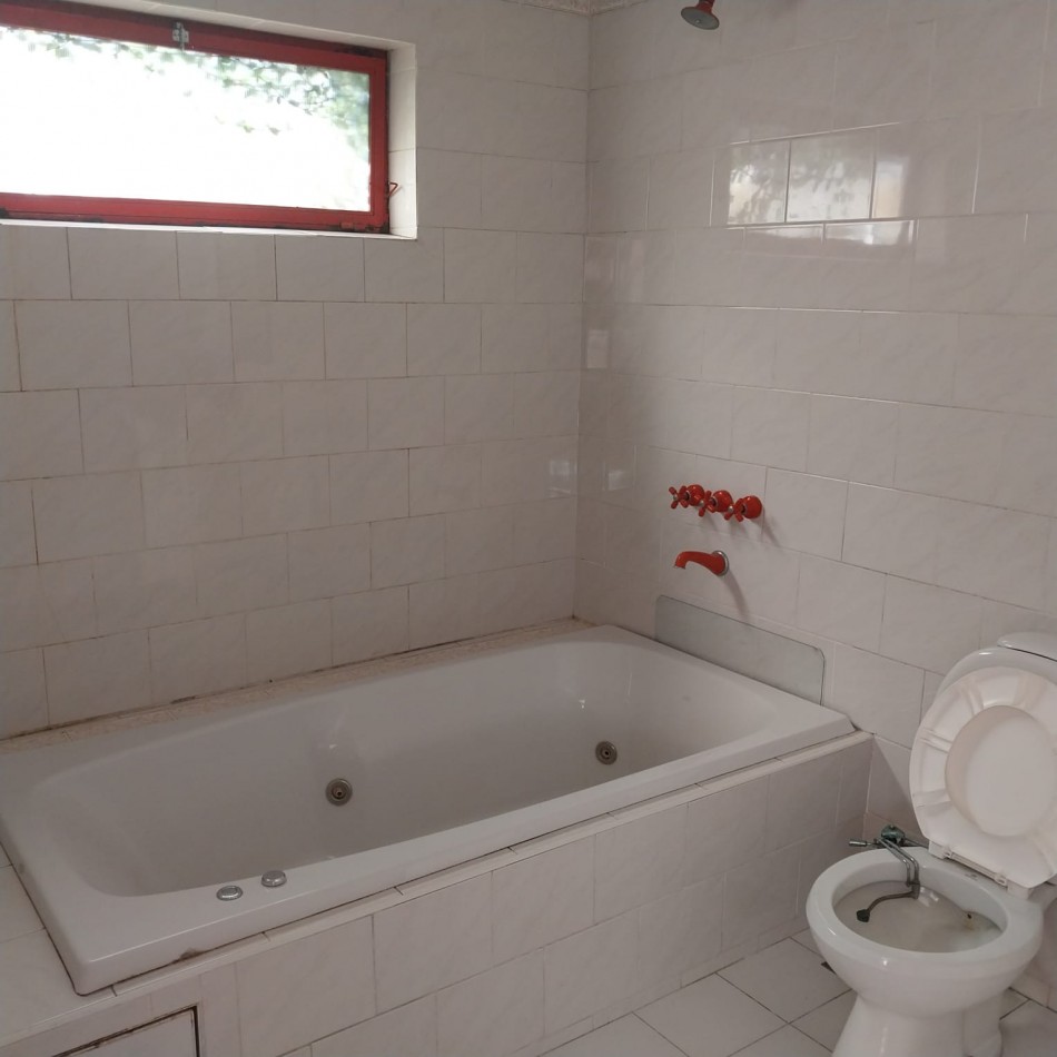 PISO EXCLUSIVO DE 2 DORMITORIOS CON PATIO PROPIO, QUINCHO CON PARRILLERO Y COCHERA