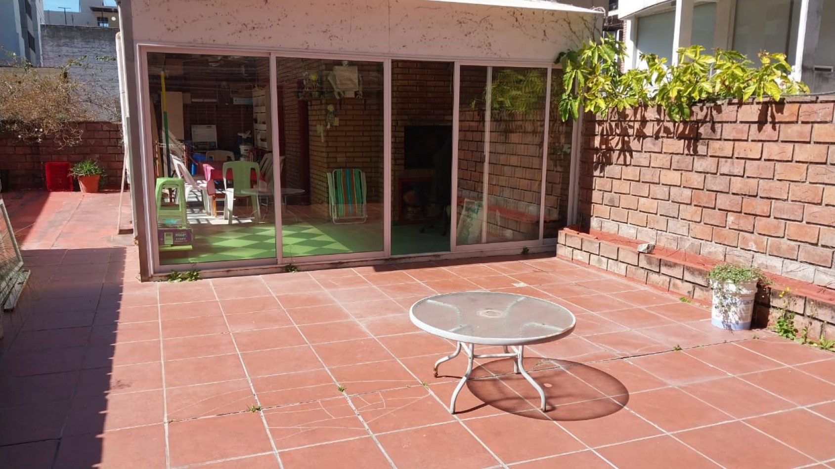 PISO EXCLUSIVO DE 2 DORMITORIOS CON PATIO PROPIO, QUINCHO CON PARRILLERO Y COCHERA