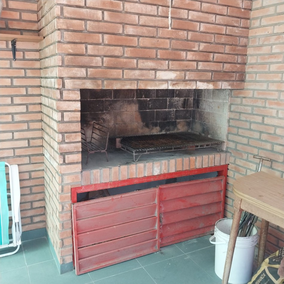 PISO EXCLUSIVO DE 2 DORMITORIOS CON PATIO PROPIO, QUINCHO CON PARRILLERO Y COCHERA
