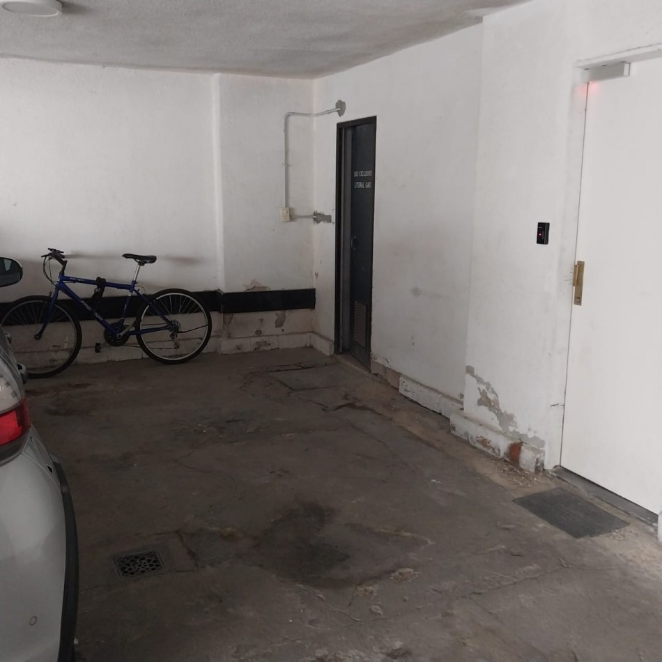 PISO EXCLUSIVO DE 2 DORMITORIOS CON PATIO PROPIO, QUINCHO CON PARRILLERO Y COCHERA