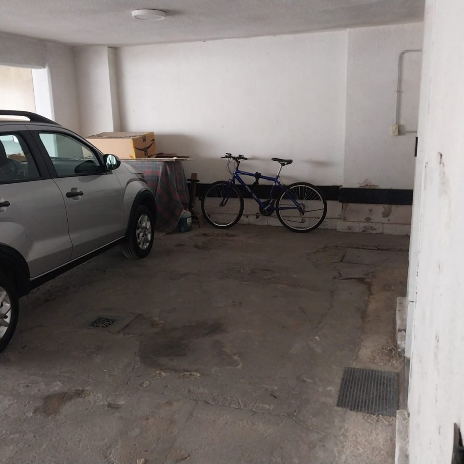 PISO EXCLUSIVO DE 2 DORMITORIOS CON PATIO PROPIO, QUINCHO CON PARRILLERO Y COCHERA