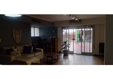 PISO EXCLUSIVO DE 2 DORMITORIOS CON PATIO PROPIO, QUINCHO CON PARRILLERO Y COCHERA